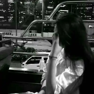 黑白伤感女生头像我是你高攀不起的人