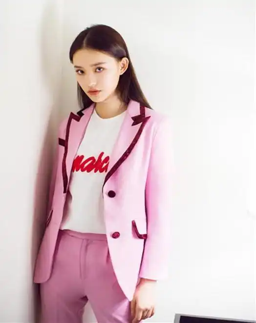 女星穿粉色西装,孟美岐穿上好可爱,欧阳娜娜穿上怎么这么酷