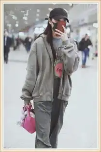 欧阳娜娜终于重拾少女心穿粉卫衣少女感回归,跪求别再放飞自我