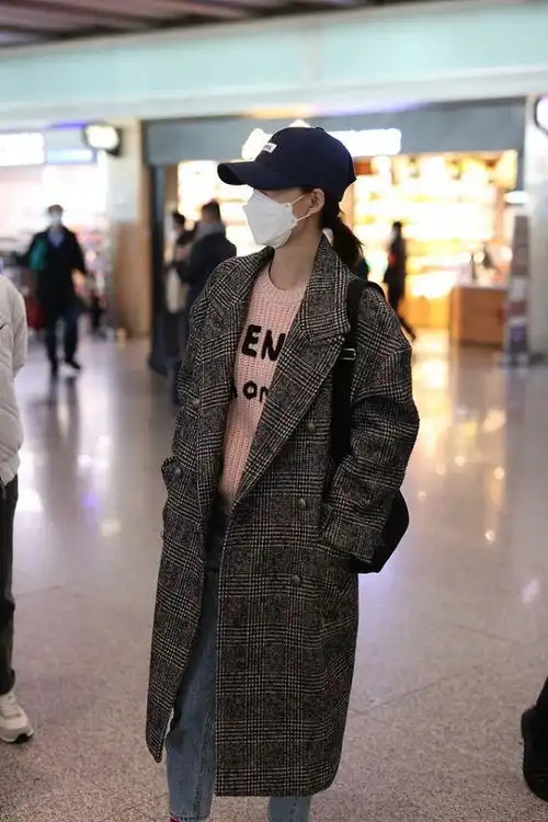 王丽坤男友造型走机场,韩系搭配更简约,就是显得肚子有点凸起