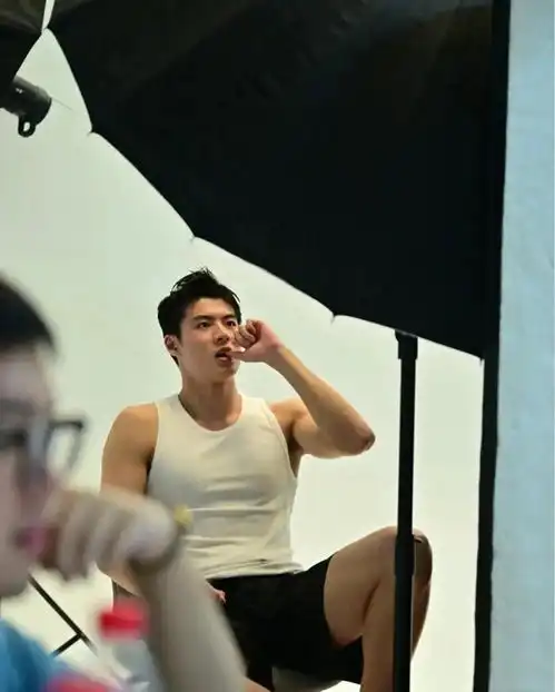 游泳运动员张翼祥微微一笑很倾城哦,阳光帅气自信大男孩