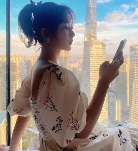 杨紫答应的自拍来了,晒自拍照露出突出的下颌线,氛围感十足