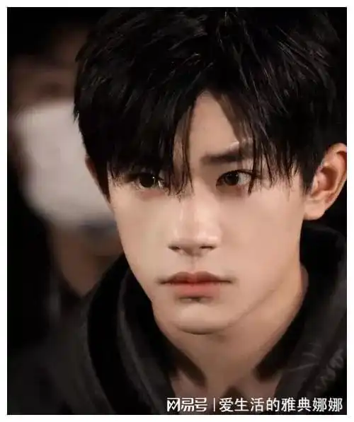 23岁易烊千玺近照流出,脸部消瘦嘴巴突出,网友惊称认不出