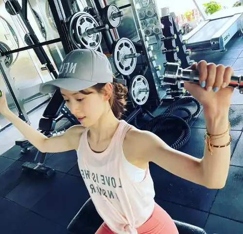 刘强东娇妻章泽天再晒健身美照,粉色t瘦成纸片人,气质依旧甜美
