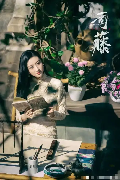 司藤强势出圈景甜身穿旗袍,全网直呼造型绝美