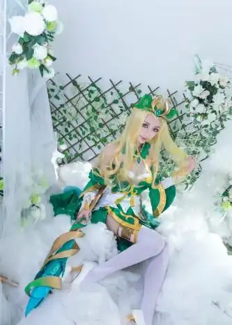 王者荣耀王昭君cos小姐姐双腿浑圆笔直