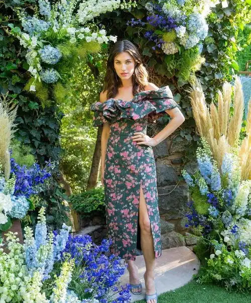 炎热夏天里,法式碎花裙和度假超配的,穿对了直接拿捏纯欲感