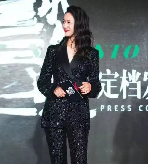 汤唯混血女儿近照曝光,身材高挑遗传妈妈,打扮休闲酷似假小子