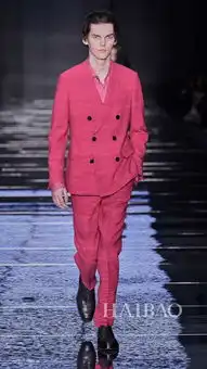 精准剪裁与休闲态度无缝融合boss2019秋冬男女装高级成衣系列时装秀,海报带你亲临2019春夏纽约时装周