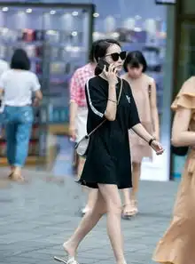 街拍闺蜜双双出行,散发自信的魅力,网友果然没对比就没伤害