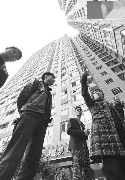 案例女子留下遗书后坠楼死亡,物业公司被告上法庭