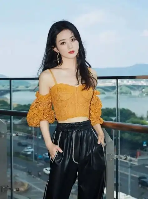 赵丽颖生娃后也太美了,穿黑色连衣裙配锁骨发,高贵大气又优雅