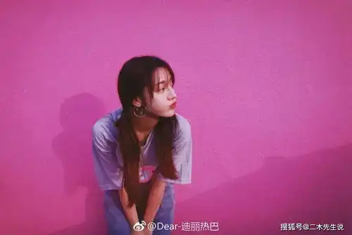 迪丽热巴真是风情美人,穿亮片吊带裙闪耀精致,身材气质不输超模