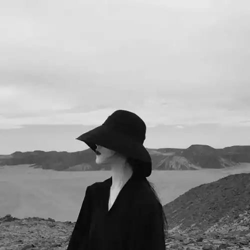 头像再孤独也别随意托付感情