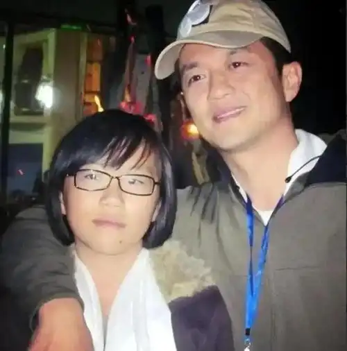 李亚鹏做梦也没想到,8岁跟着自己的窦靖童,开始帮他渡过难关了