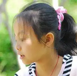单亲妈妈抱病辅导孩子作业,8岁女儿妈妈,你的关心让我好累