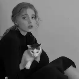 头像庆幸你来自远方未听及我过往