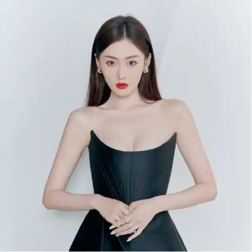 张天爱晒西装照飒爽十足,一个细节暴露本质,真实