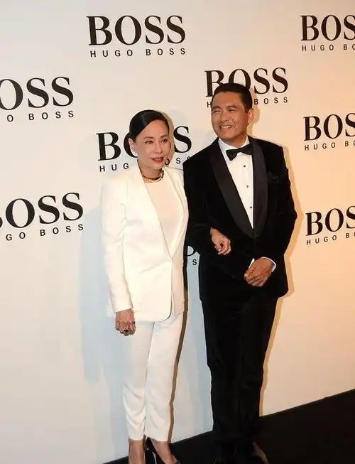 周润发陈荟莲真般配,穿情侣西装感情好,一黑一白还真挺登对的