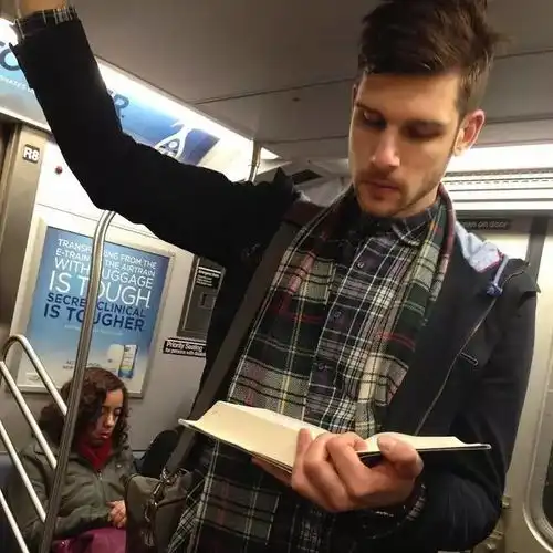 别人家的地铁满眼都是认真读书的型男帅哥