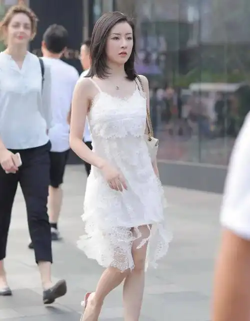 仙气又淑女的穿搭,白色连衣裙搭配精致高跟鞋,清新优雅又养眼