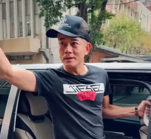 断崖式衰老刘德华满脸皱纹,他满头白发,郭富城像小老头