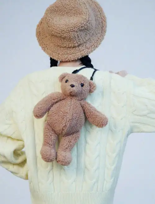 杨幂毛衣配短裙细腿抢镜扎麻花辫超少女