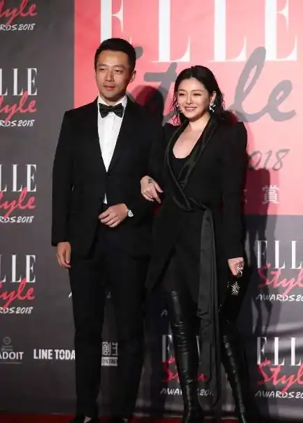 大s和豪门老公越看越登对,夫妇同穿黑西装气场全开,身材仍走样