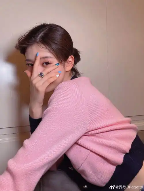 乔欣穿粉色短上衣搭蓝色系美甲露肚皮肉露腰线