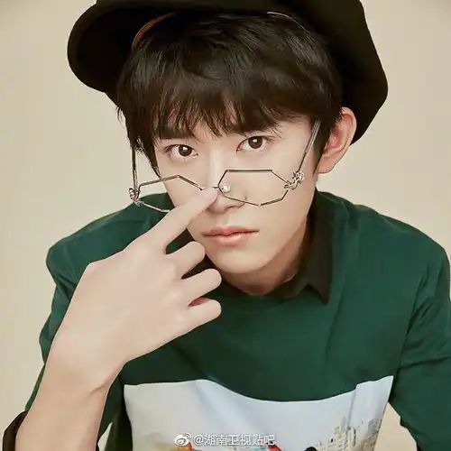 易烊千玺眼镜杀合集,绝世魅力狙击你的心