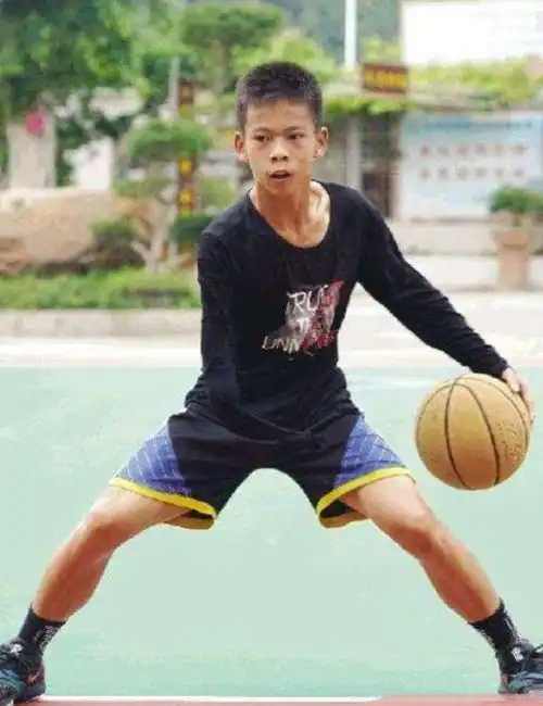 14岁独臂篮球少年两年练坏7双鞋,登上美国热搜被央视点名称赞