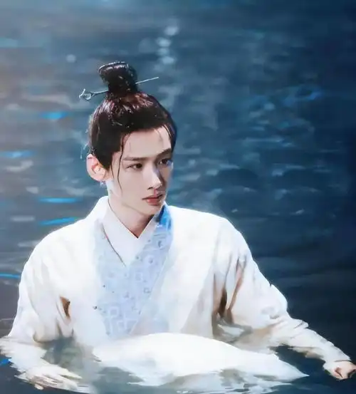 白敬亭新剧路透,一身蓝色古装尽显少侠感,古装造型真的很帅