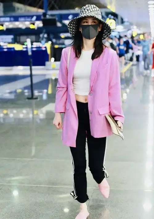 淡妆的黄圣依好美啊,穿粉色小裙子挺少女的,谁能看出她39岁了