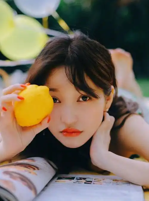 36岁金莎新照又白又美,吊带碎花裙小玩性感,蓝菲琳又回来了