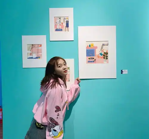 林妙可晒与关晓彤合照,穿蓝色卫衣嘟嘴卖萌,扎高马尾发际线明显