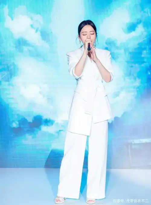 穿西装女生头像卡通张靓