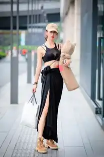 街拍蓝色条纹衬衫裙和深蓝犹如星空闪烁的t恤,哪一款是你的菜