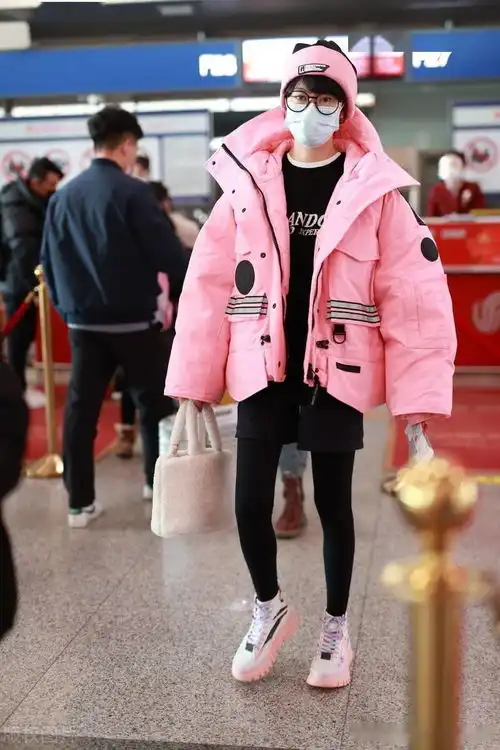 街拍郁可唯粉色羽绒服黑色短裤发带甜美休闲