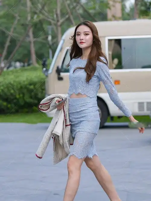 套装镂空设计,独特还美丽,长卷发显脸小