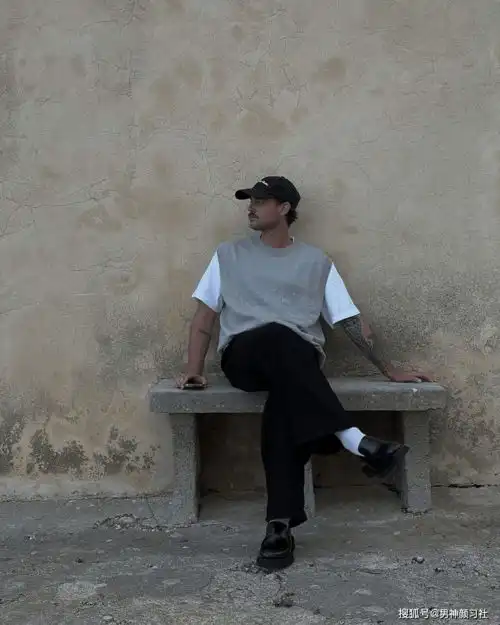 安静而有力,会穿黑色系的男人,才是真正的有品位的