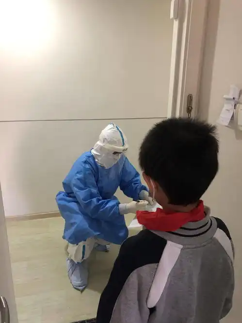 朝阳一集中观察酒店来了47名孩子,医护人员变身暖心大白