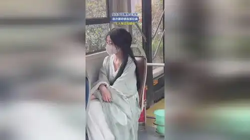 女生穿汉服坐公交车,清冷破碎感直接拉满生人勿近的感觉
