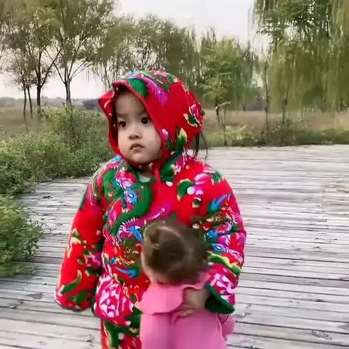 这是谁家的小萌娃,穿上花棉衣,再抱着胖娃娃,这是要回娘家