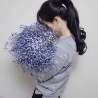 女生手捧花侧面的qq头像