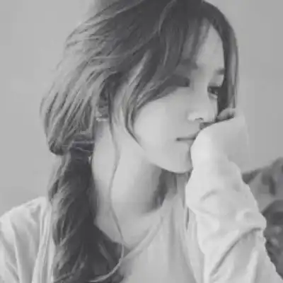 白色系头像女生高级感黑