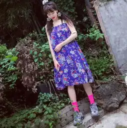 金泫雅画风越来越偏,穿紫色碎花裙认不出