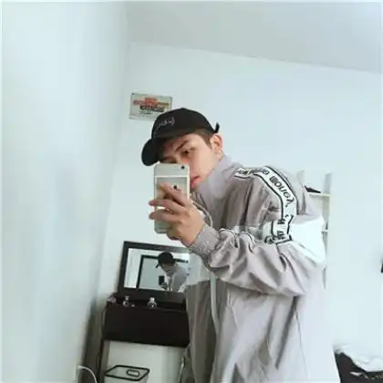 qq头像男生手机控挡脸,其实长的这帅没必要挡住脸