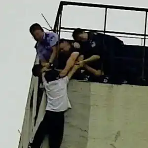 北京海淀一男子欲跳楼轻生,特警及时施救挽回生命