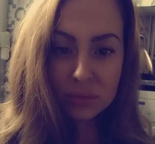 英国少女17岁恋爱,分娩时31岁男友与女邻居在家,与30名女子有染