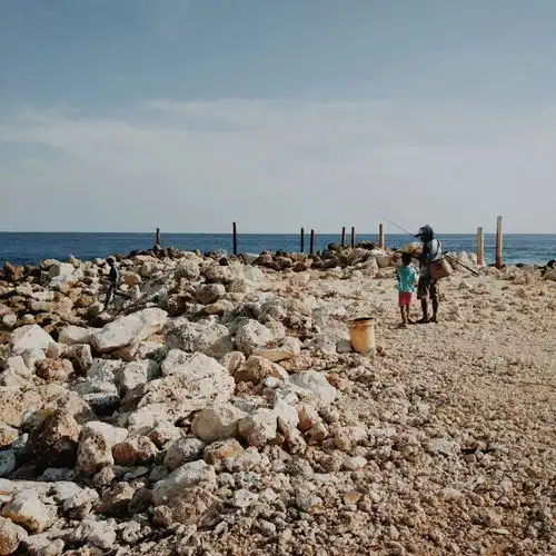 summer街头的印尼人